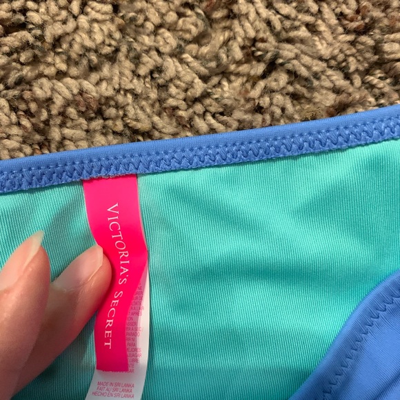 New Victoria’s Secret Bandeau Bikini and bottoms - Picture 3 of 6